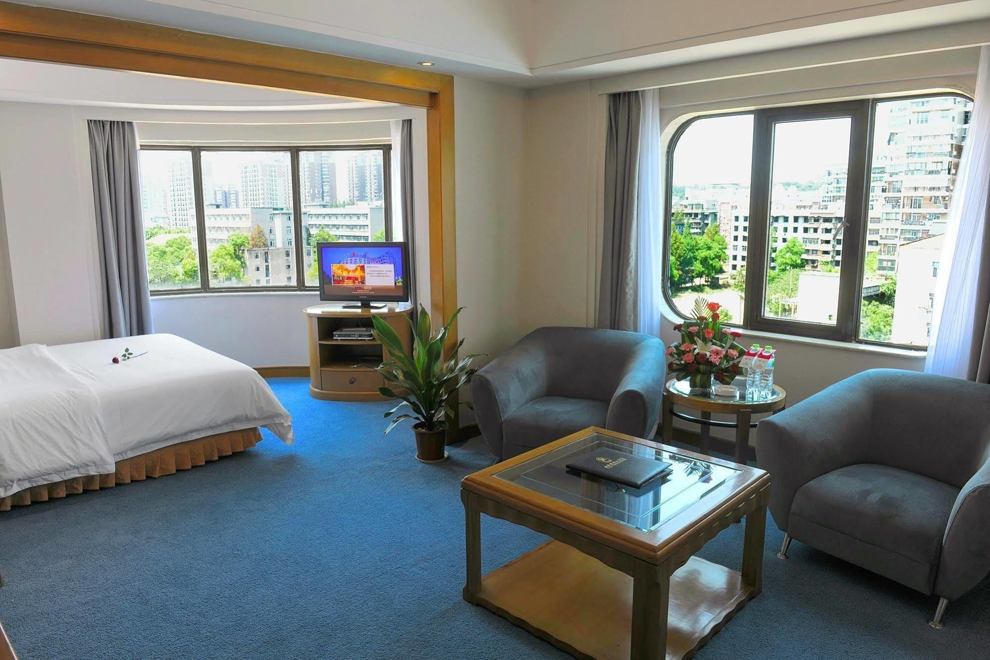 Crown Hotel Wuhan Exterior foto