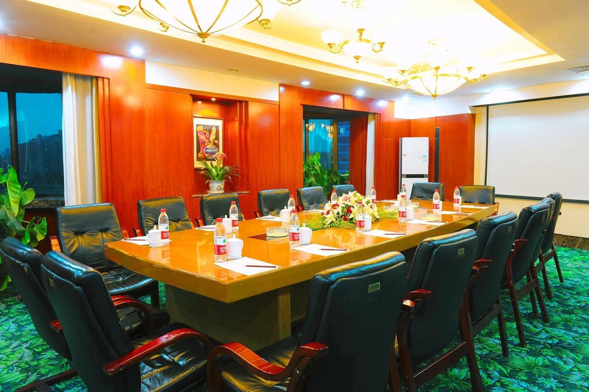 Crown Hotel Wuhan Exterior foto