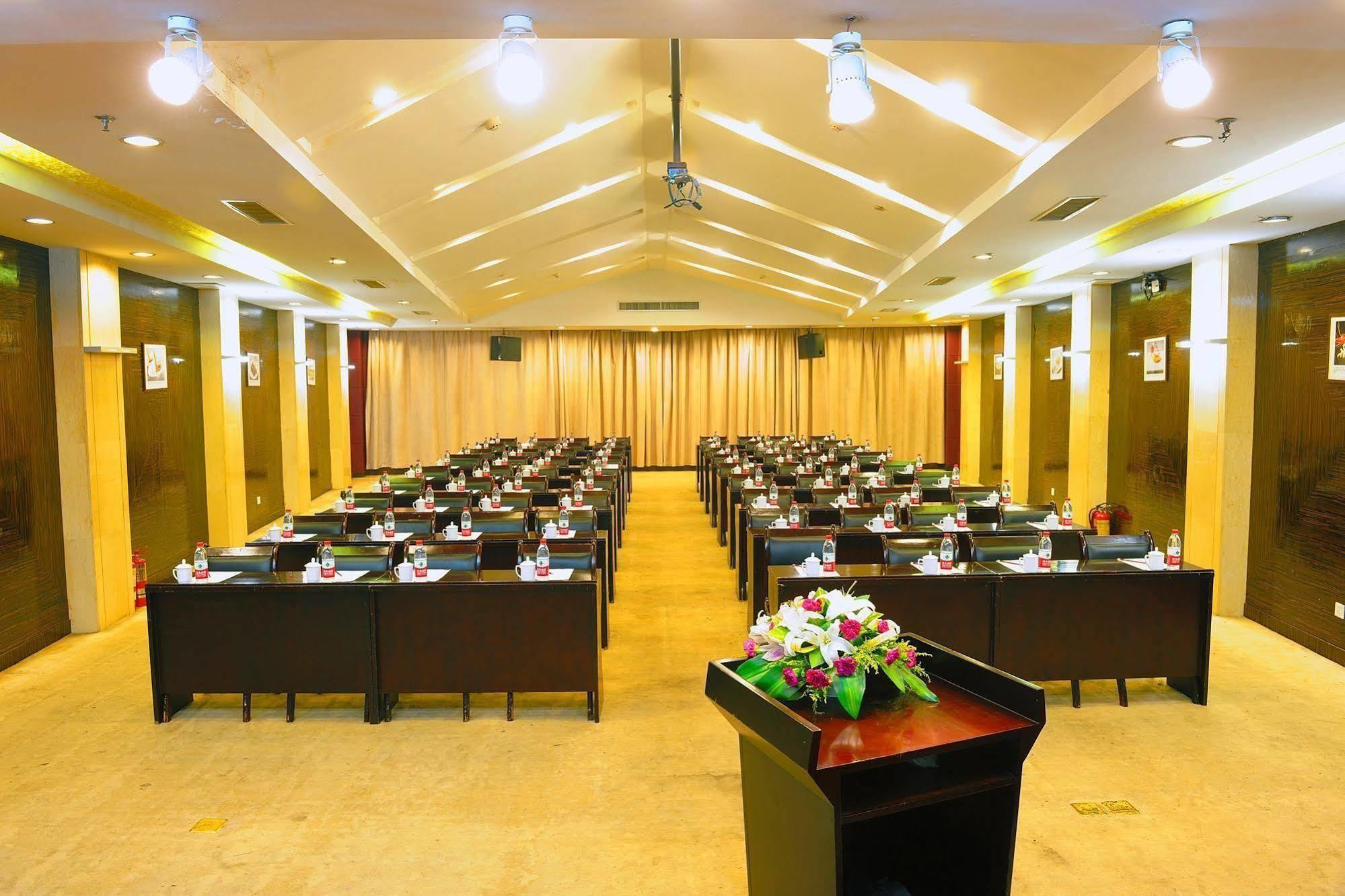 Crown Hotel Wuhan Exterior foto